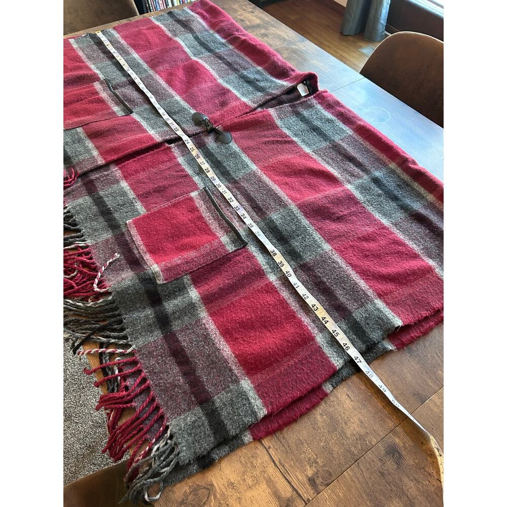 Women’s Cozy One Size Fits All Red and Gray Tartan Plaid Cape With Pockets - Picture 4 of 7